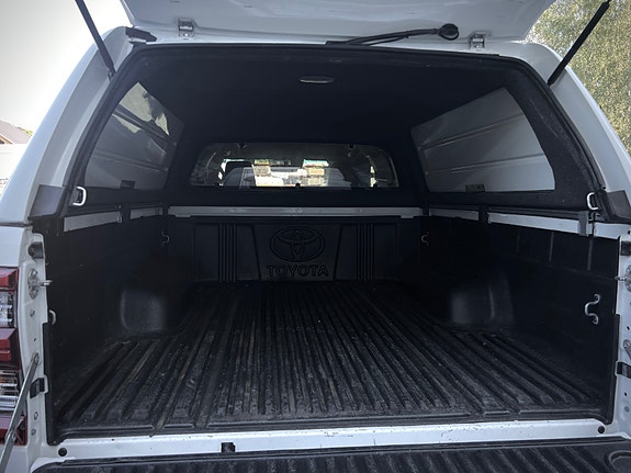 Toyota HiLux 12 of 27