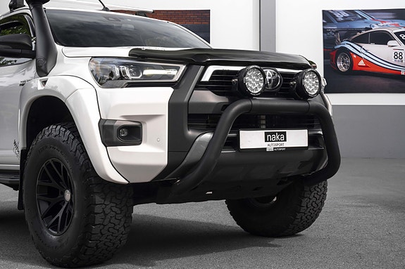 Toyota HiLux 2 of 27