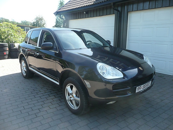 Porsche Cayenne 2 of 26