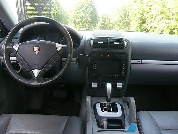 Porsche Cayenne 14 of 26