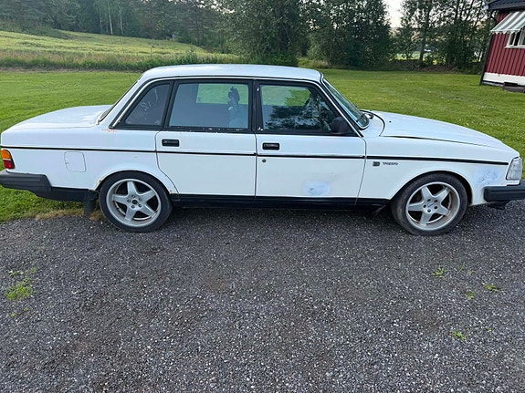 Volvo 240 2 of 5