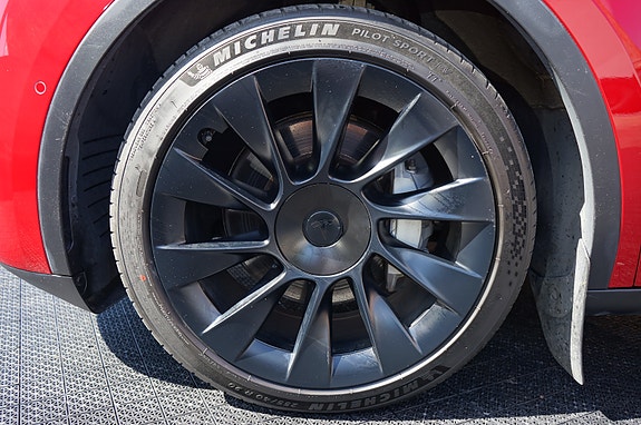 Tesla Model Y 8 of 30