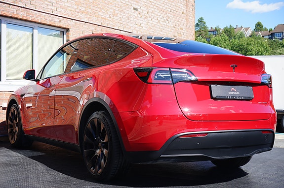 Tesla Model Y 16 of 30
