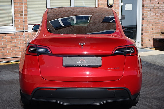 Tesla Model Y 17 of 30