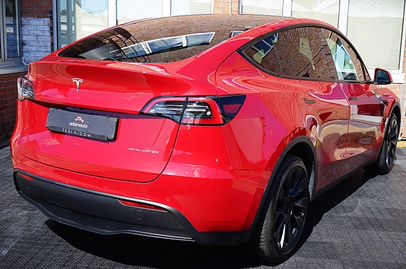 Tesla Model Y 14 of 30
