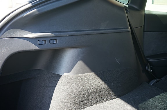 Tesla Model Y 25 of 30