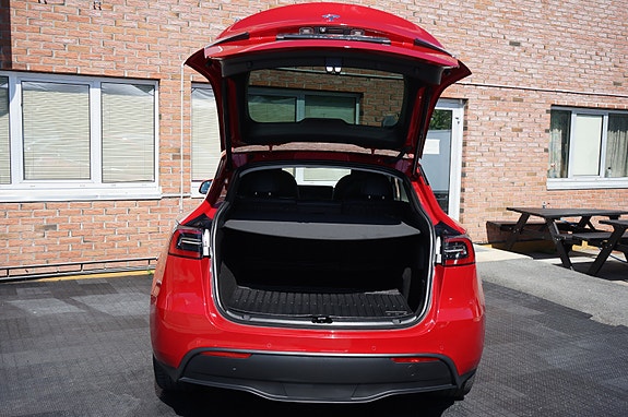 Tesla Model Y 20 of 30