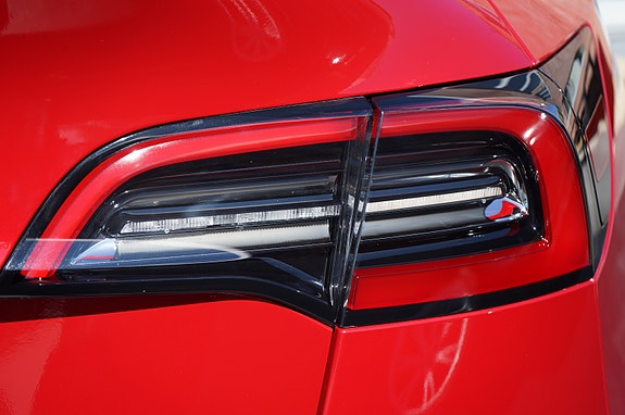 Tesla Model Y 18 of 30