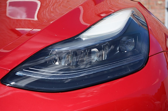 Tesla Model Y 7 of 30