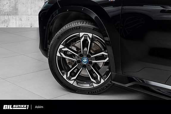 BMW iX1 9 of 28