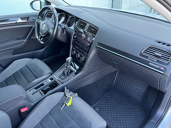 Volkswagen Golf VII 23 of 27