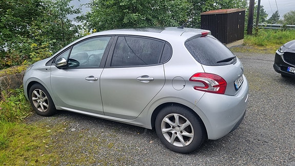 Peugeot 208 2 of 7