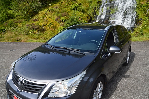 Toyota Avensis 2 of 5