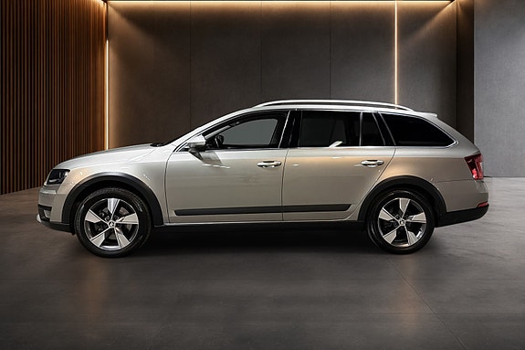 Skoda Octavia Scout 3 of 5