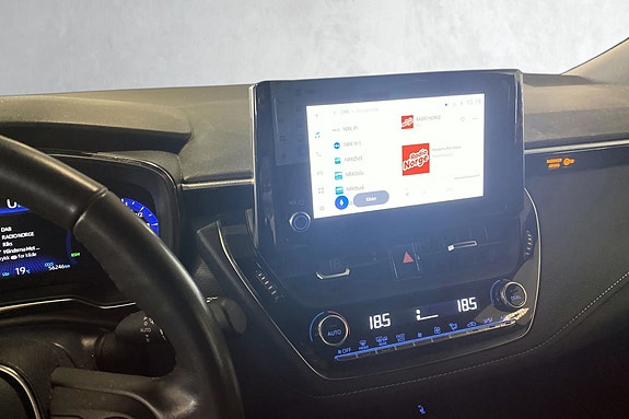 Touchscreen med navigasjon og trafikkskiltgjenkjenning for sømløs kjøring.