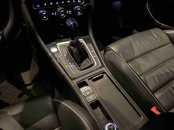 Volkswagen Golf VII 17 of 30