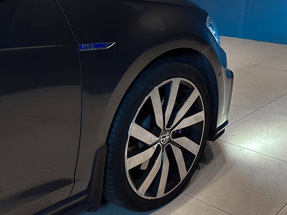 Volkswagen Golf VII 10 of 30