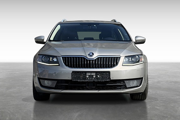 Skoda Octavia 2 of 5