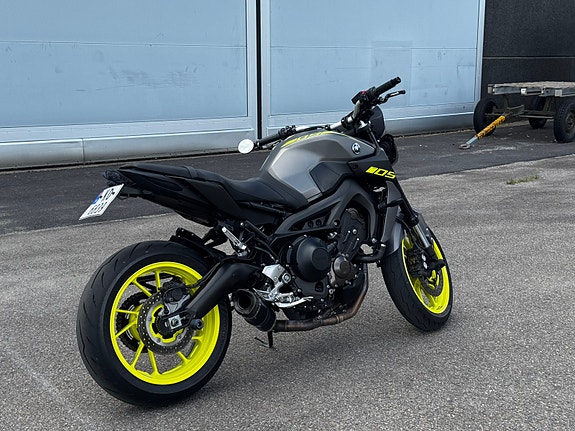 Yamaha MT-09 2 of 4