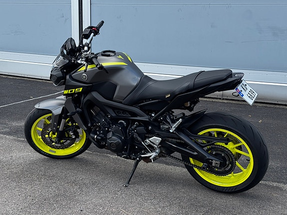 Yamaha MT-09 3 of 4