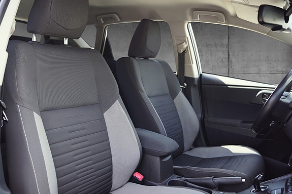 Toyota Auris 11 of 30