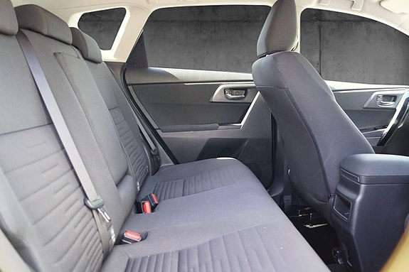 Toyota Auris 13 of 30