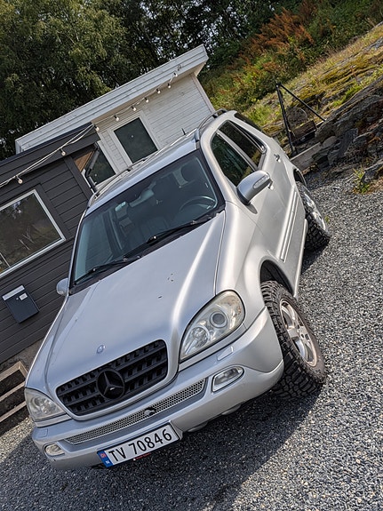 Mercedes-Benz ML500 12 of 12