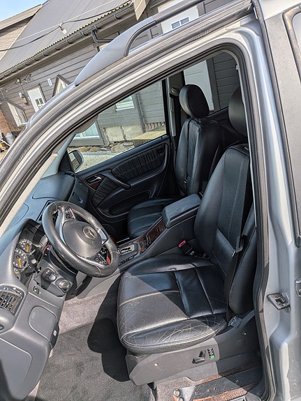 Mercedes-Benz ML500 8 of 12