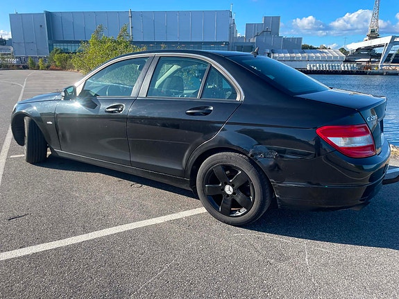 Mercedes-Benz C200 7 of 30