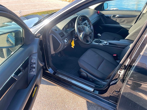 Mercedes-Benz C200 15 of 30
