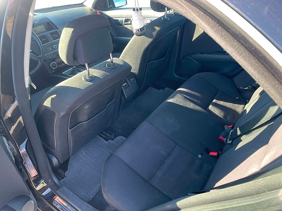 Mercedes-Benz C200 27 of 30
