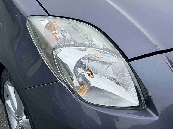Toyota Yaris 7 of 30