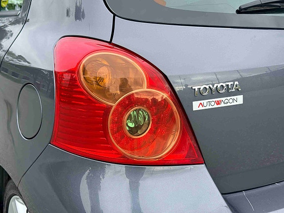 Toyota Yaris 10 of 30