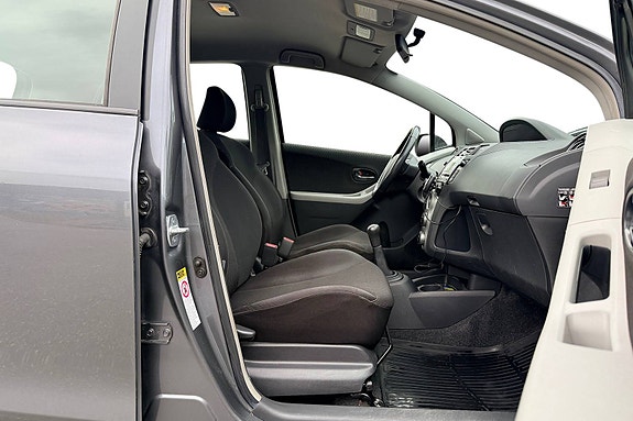 Toyota Yaris 15 of 30