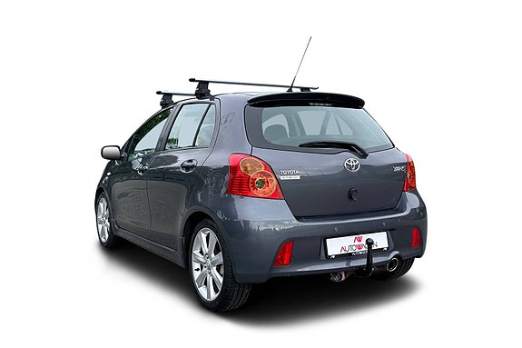 Toyota Yaris 4 of 30