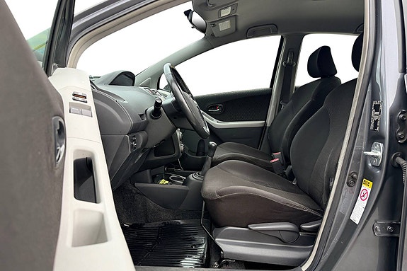 Toyota Yaris 14 of 30