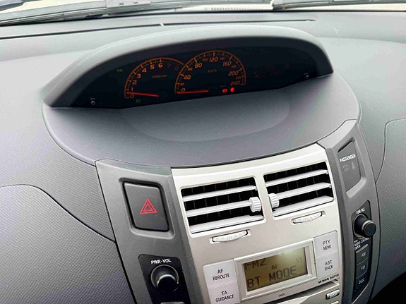 Toyota Yaris 19 of 30