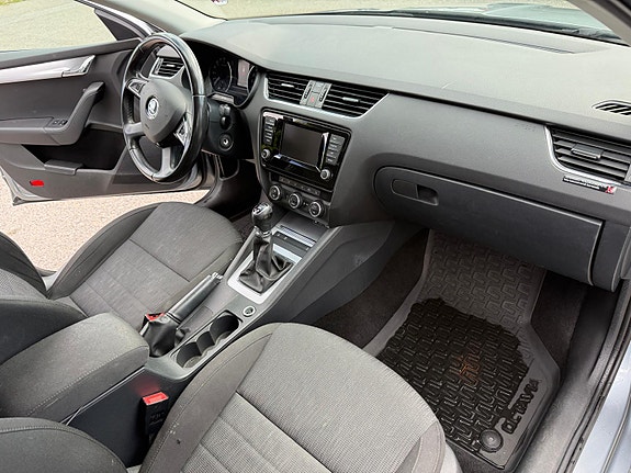 Skoda Octavia 2 of 5