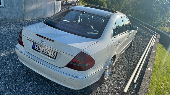 Mercedes-Benz E270 4 of 5