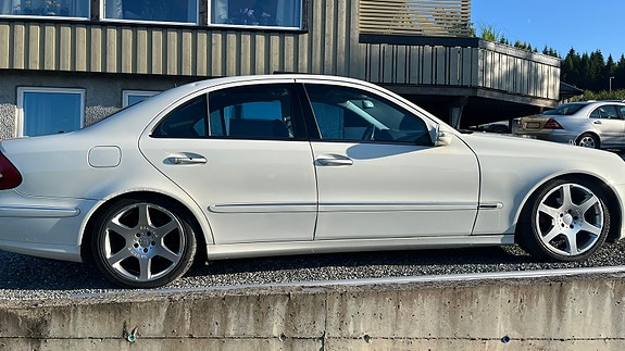 Mercedes-Benz E270 5 of 5