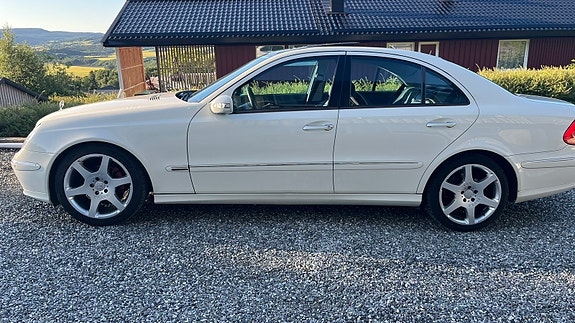 Mercedes-Benz E270 2 of 5