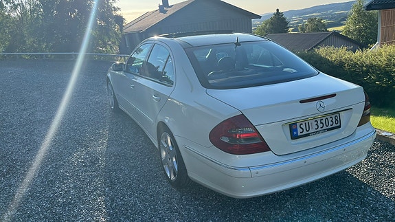 Mercedes-Benz E270 3 of 5