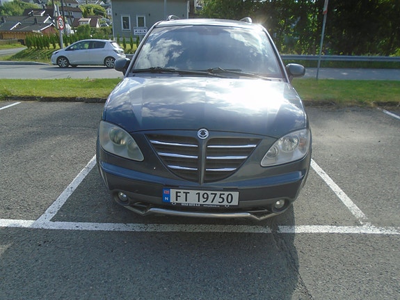 SsangYong Rodius 2 of 5