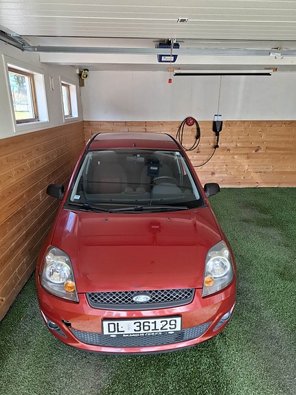 Ford Fiesta 2 of 5