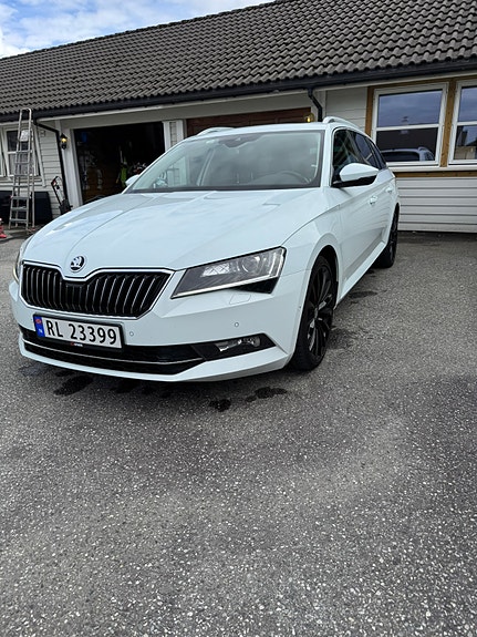Skoda Superb 2 of 5