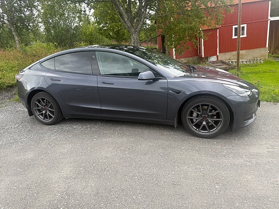 Tesla Model 3 4 of 5
