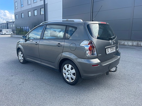 Toyota Corolla Verso 3 of 5