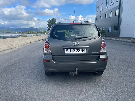 Toyota Corolla Verso 4 of 5