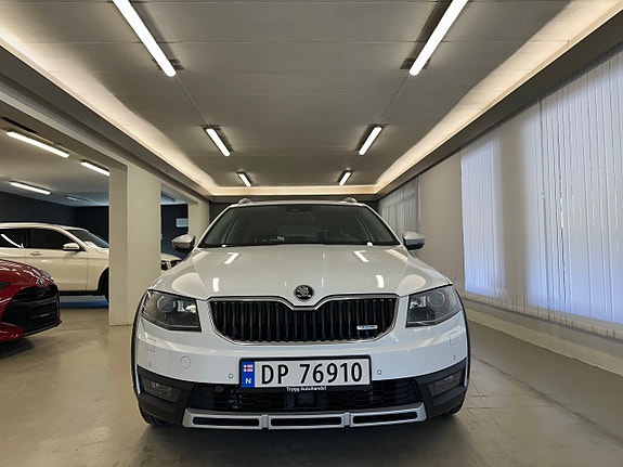 Skoda Octavia Scout 2 of 5