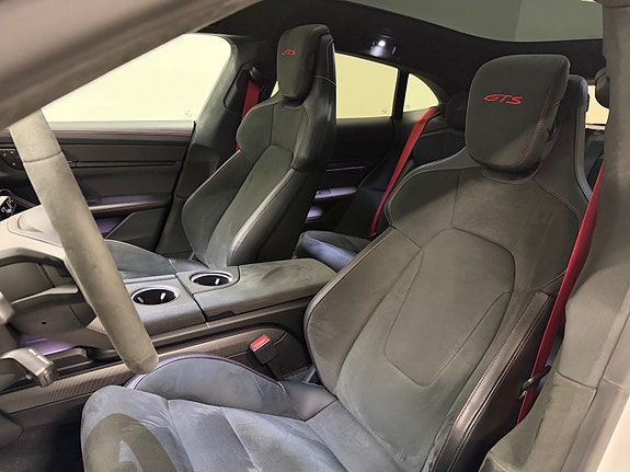 Porsche Taycan Sport Turismo 2 of 5